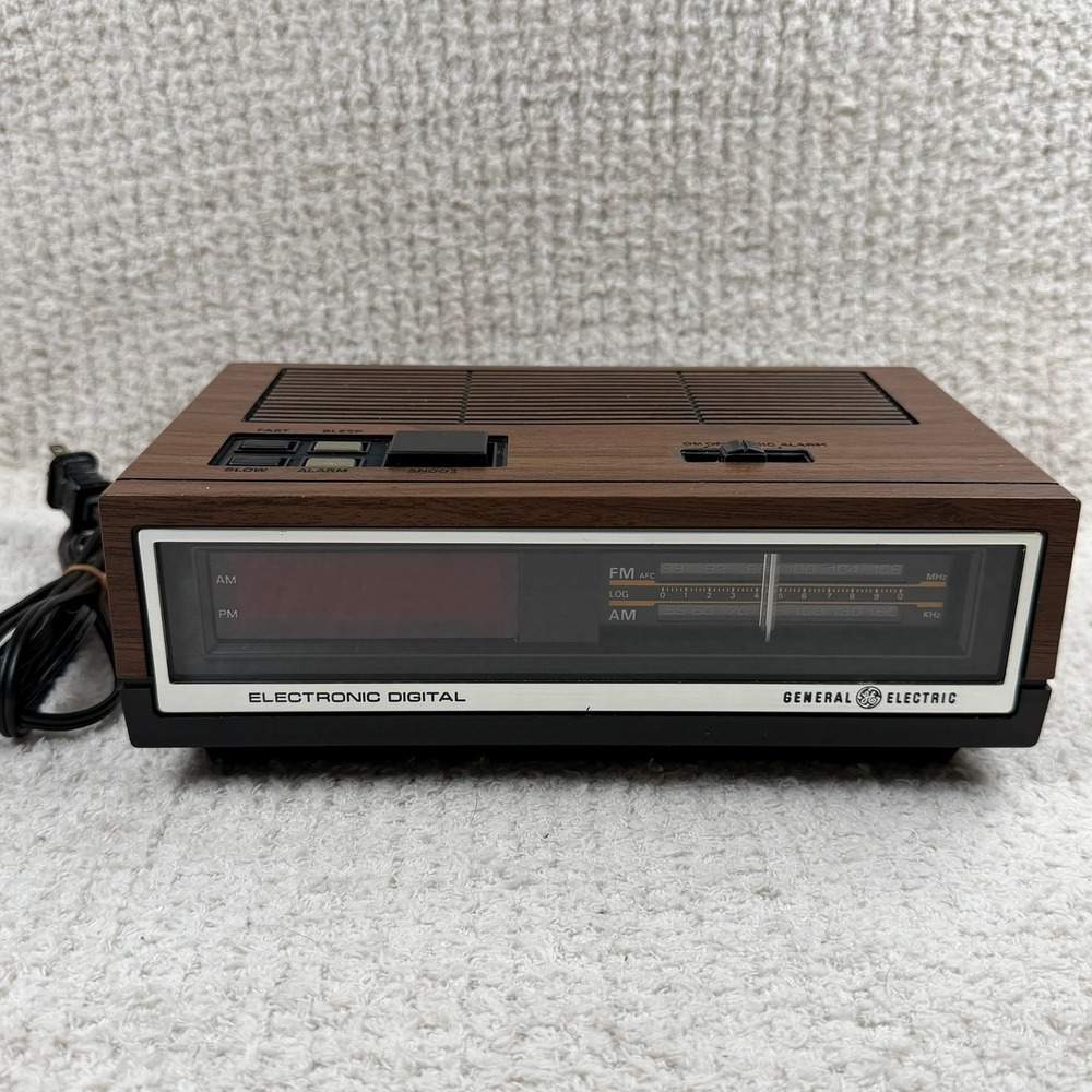 General Electric Digital AM FM Clock Radio Walnut Wood Grain 7-4640D Vintage GE